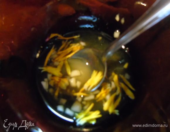 Чеснок мелко-мелко измельчить. Смешать сок, чеснок, пасту тахини, сироп агавы (можно заменить сахарным сиропом или медом) и добавить лепестки цветов. Все перемешать.