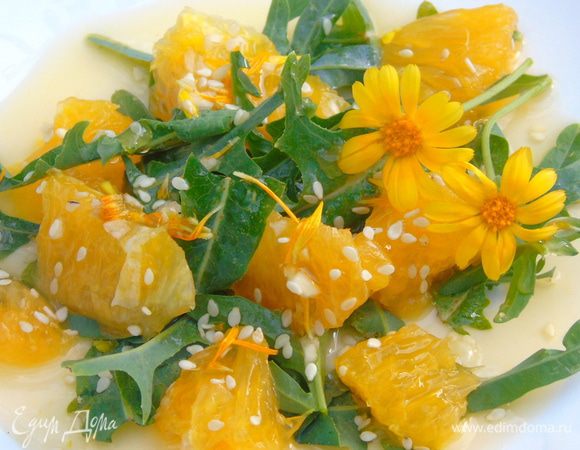 Руколу перемешать с апельсином, полить заправкой и присыпать кунжутом.  Украсить цветами календулы. Приятного аппетита!