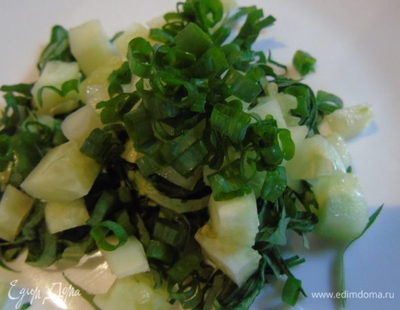 Нарезать зеленый лук и добавить к салату.
