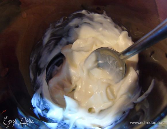 Сметану посолить, поперчить по вкусу. Добавить заправку к салату и перемешать.