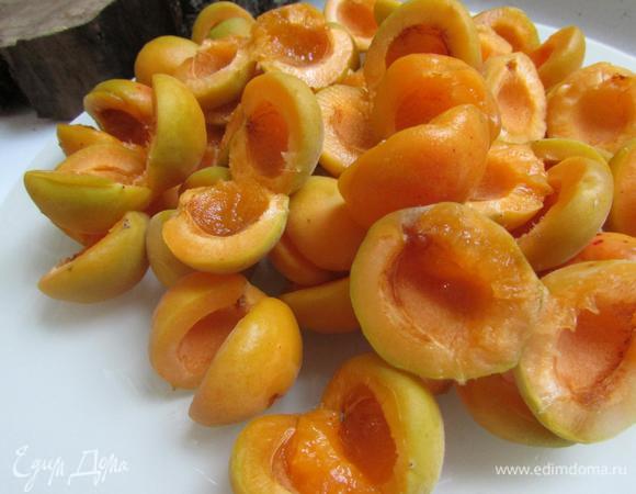 Абрикосы помыть и обсушить. Вынуть косточки. 