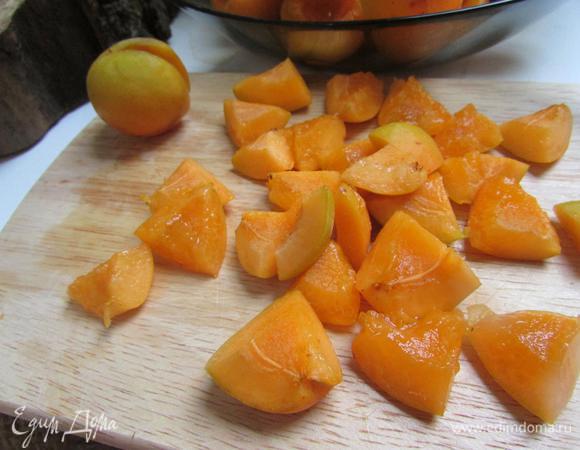 Взвесить 500 г мякоти абрикосов, порезать на кубики по 1 см.