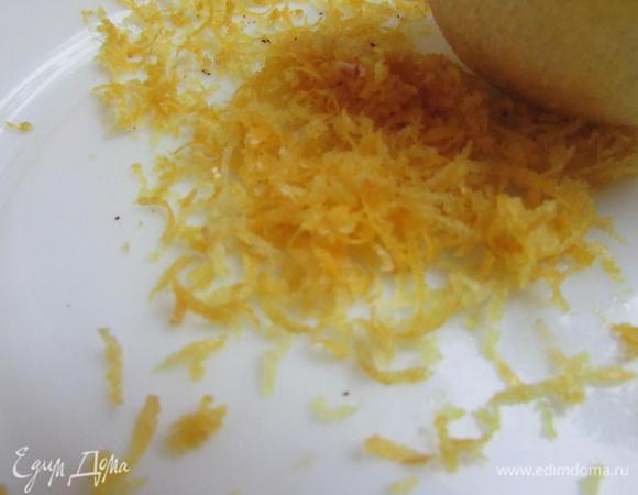 С лимона натереть цедру на мелкой терке.