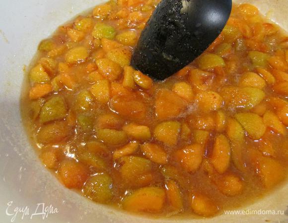 Через сутки поставить миску с абрикосами на небольшой огонь, варить, помешивая и снимая пенку, примерно 20 минут.