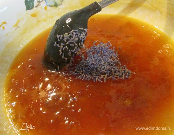 Через 20 минут выключить огонь, добавить цветы лаванды, перемешать и сразу же горячим разлить в банки. Закрутить крышками, перевернуть и дать остыть.