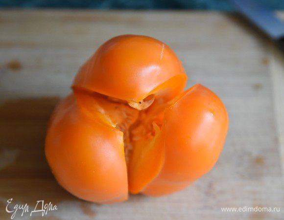 Перцы помыть и разрезать вдоль граней. Осторожно очистить от семян, чтобы не задеть стенки получившихся «лодочек».