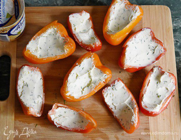 Укроп помыть, мелко порезать. Добавить в сливочный сыр (у меня «Альметте» сливочный) и хорошо перемешать. Если требуется и желаете, посолить с учётом солёности бекона. Перец наполнить сырной массой.