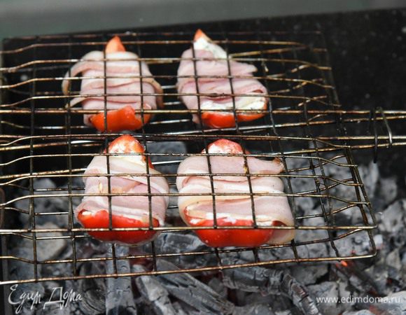 Запекать на решетке гриля 5-7 минут с каждой стороны до желаемой степени готовности.