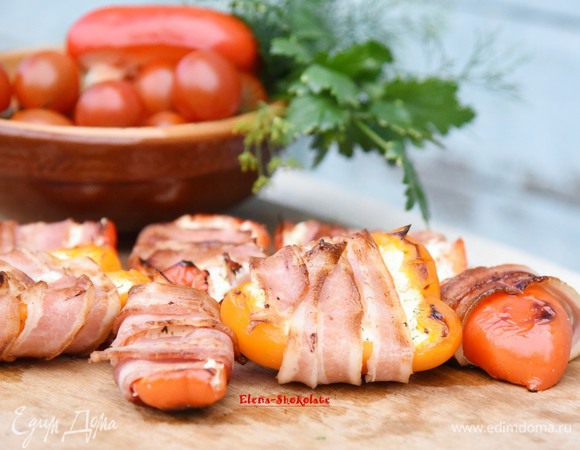 Перец снаружи стал более мягким, кое-где с подпалинами, а внутри остался сочным, с нежной начинкой из ароматного сыра, покрыт поджаренным беконом. Угощайтесь!