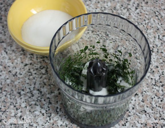 Листочки оборвать, измельчить в блендере. Порциями добавить сахарный песок, продолжая измельчать, пока сахар не станет зелёным.