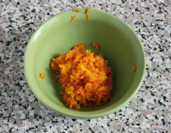 Крупный апельсин помыть, обтереть бумажным полотенцем. Мелкой тёркой снять цедру и...