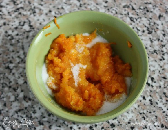  смешать её с сахаром.