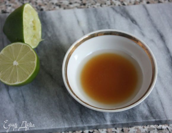 Смешать мёд и сок лайма.
