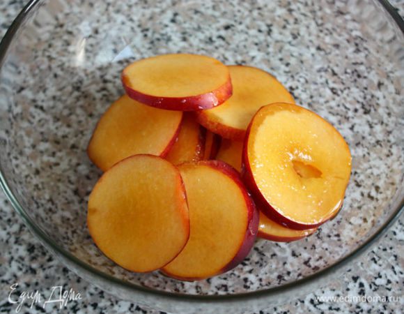 Сложить ломтики в миску, полить медовой смесью и отставить на 5 минут.

