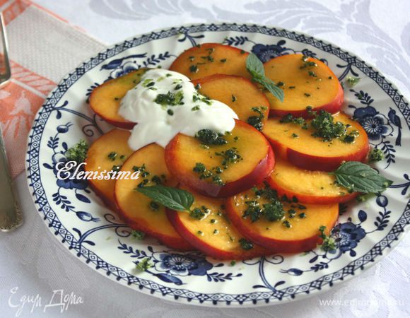 Ломтики нектаринов выложить веером на 4 тарелки.  Положить по  1-2 ст. л. йогурта на нектарины, посыпать мятным сахаром и украсить листочками мяты.
Наслаждайтесь!