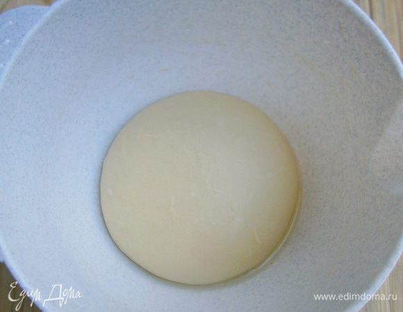 Для теста - в миску налить тёплое молоко, всыпать дрожжи. Добавить яйцо, сахар,  соль, просеянную муку и замесить тесто миксером в течении 5 минут (ручной замес ~ 10 минут).
Затем частями ввести мягкое сливочное масло и хорошо вымесить тесто до хорошо развитой клейковины (по времени это ещё ~ 10 минут). Тесто получается просто "нежный шелк"!
Подкатать тесто в шар и уложить в смазанную растительным маслом миску, накрыть плёнкой и оставить подходить.