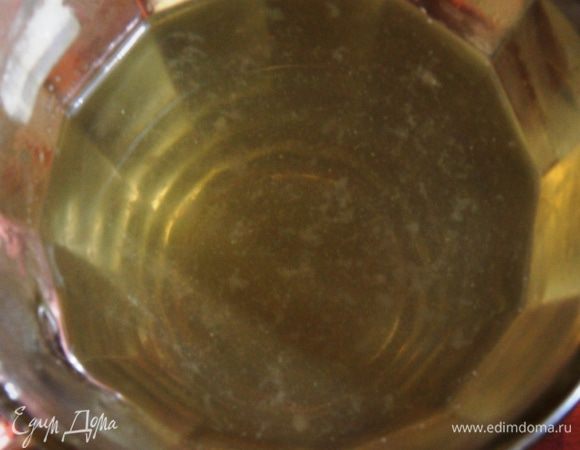 Выжать сок из 1 лимона прямо в холодный мятный сироп.