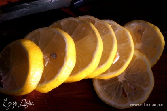 В графин вылить процеженный сироп, порезанный кружками лимон. Добавить охлажденную минералку, украсить листиками мяты, по желанию добавить лед. И наслаждаться...