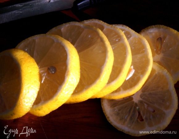 В графин вылить процеженный  сироп, порезанный кружками лимон. Добавить  охлажденную минералку, украсить листиками мяты, по желанию добавить лед. И наслаждаться...