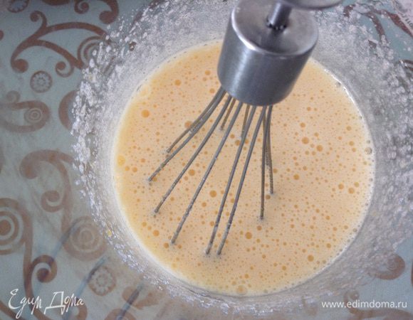 Взбить яйца с сахаром.
