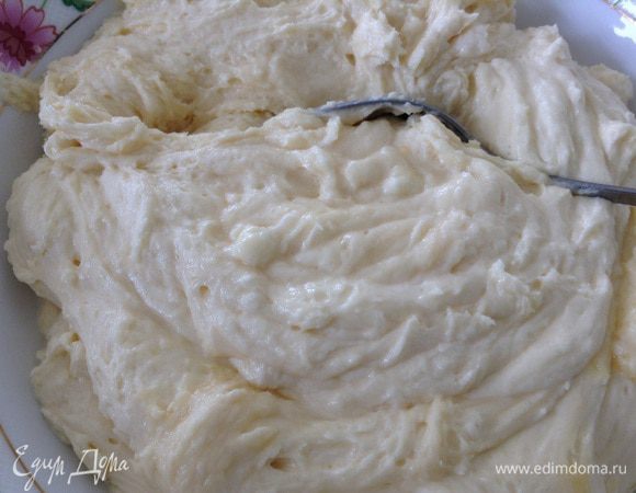 Добавить масло (его надо растопить), муку, разрыхлитель и творог.