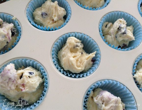 Выложить в бумажные формы для кексов.