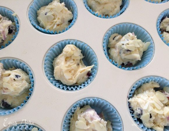 Присыпать лепестками.