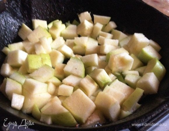 Яблоко вымыть, обсушить, удалить сердцевину и нарезать кубиками. В другой сковороде разогреть оставшееся масло и обжарить на нём яблоко. Добавить яблоко в ризотто.