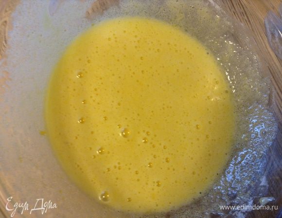 Соедините яйцо, сахар и крахмал.