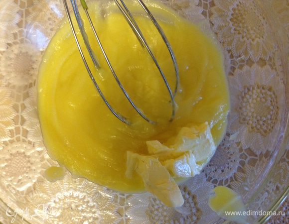 Часть горячего молока влить в яичную смесь, интенсивно мешая, перелить смесь к молоку в сотейник довести на маленьком огне до готовности. В слегка остывший крем вмешать мягкое масло.