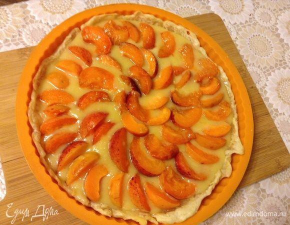 Абрикосы порезать на четверти и выложить в крем. Выпекать еще 25 минут.