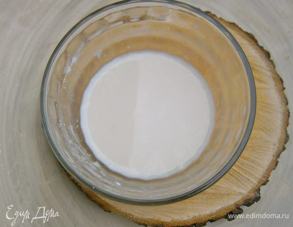 Смешать молоко с водой и чуть подогреть (молоко можно не использовать, а взять просто тёплую воду или минеральную с газом).
В половине порции жидкости растворить дрожжи, добавить мед (можно добавить мёд с базиликом, но у меня идея про базиликовый мёд родилась уже после замеса теста, поэтому я использовала просто мёд)  и 1 ч. л. муки. Хорошо перемешать и оставить на 10 минут.