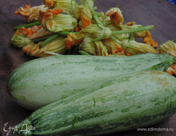 Нам понадобятся цветы цукини с хвостиками, их нужно сполоснуть водой и обсушить бумажными полотенцами.
Кляр: муку смешать с ледяным пивом (я кладу бутылку пива на полчаса в морозильную камеру), густота как на оладьи. Кляр посолить, поперчить.
В сотейнике разогреть до кипения растительное масло без запаха, обжаривать в масле цветы цукини, обмакнув их в кляр до золотистого цвета. Обжаривать нужно понемногу, чтобы они не слипались. 
