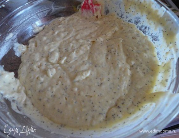 Затем добавьте цедру, сок лимона, ванильный экстракт и сметану.
Отдельно соедините муку с разрыхлителем, щепоткой соли и маком. Смешайте с масляно-яичной смесью.