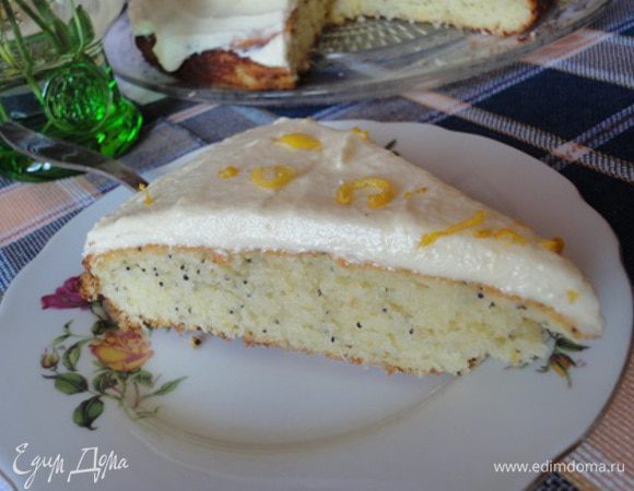 Переложите тесто в форму и выпекайте примерно 40 минут, если форма диаметром 23 см, если форма больше, время выпечки сократите на 5-10 минут. Ориентируйтесь на свою духовку. Готовность, как всегда, проверяем деревянной палочкой. Дайте кексу минут 10 остывать в форме, затем полностью остудите на решетке. Приготовьте глазурь. Для этого сливочный сыр (или мягкий жирный творог) соедините с размягченным сливочным маслом и сахарной пудрой и взбейте миксером. Распределите глазурь по поверхности кекса и украсьте цукатами или цедрой.