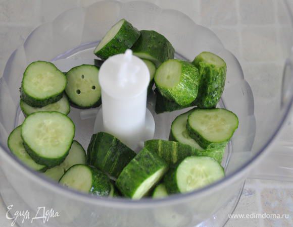 Порезать кусочками и переложить в блендер. Насыпать сахар, соль и хорошо измельчить в пюре.
