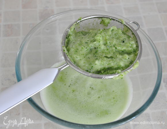 Огуречное пюре перетереть через сито.
