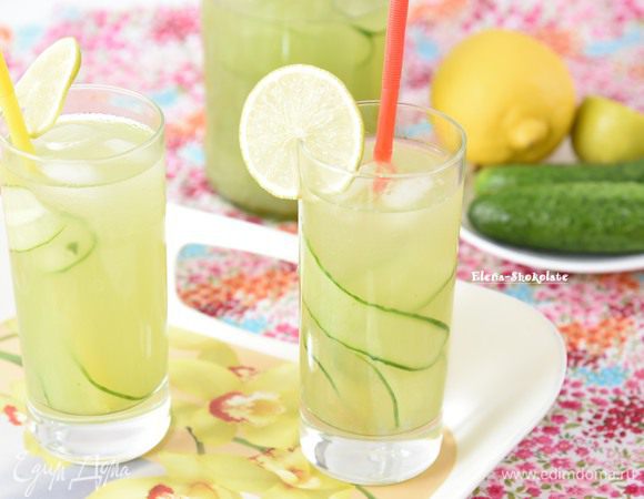 В бокалы разложить огуречные слайсы, лёд, разлить лимонад. Украсить бокал дольками лайма.
Свежий лимонад с лёгкой кислинкой идеально утоляет жажду!
