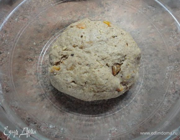 Замесите тесто. Вымешивайте минут 8-10. Выложите его в форму, смазанную маслом. Накройте и оставьте в теплом месте на 1,5 часа. За это время тесто должно увеличиться вдвое.