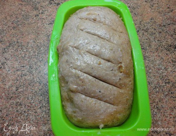 Обомните тесто и выложите в форму для запекания. Я в следующий раз буду выпекать в круглой форме или на предварительно разогретом противне. Оставьте для расстойки еще минут на 30 (время расстойки зависит от температуры в комнате). Сделайте несколько надрезов и смажьте молоком.
Первые 15 минут выпекайте при температуре 200 градусов, затем еще 20 минут при температуре 190 градусов.