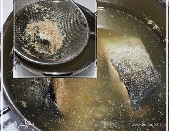 Готовим. Или варим, это как вам угодно.
Сварить бульон. Тут вариантов и способов тьма. Но я, как всегда, залив куски рыбы холодной водой, довел ее до кипения, снял накипь, булькнул в кастрюлю овощно-корневой набор, специи и томил содержимое на самом возможно маленьком огоньке почти три часа. А потом рыбу выложить, а бульон тщательно процедить. Если вдруг, например, сита нет, то марлю примените.