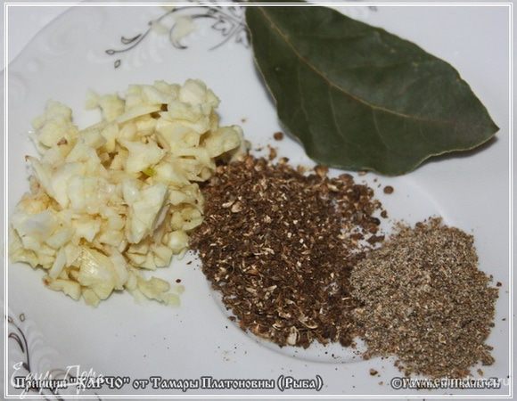 Чесноку пару зубчиков мелко изрубите, листик лавровый и ложечку хмели-сунели не забудьте.