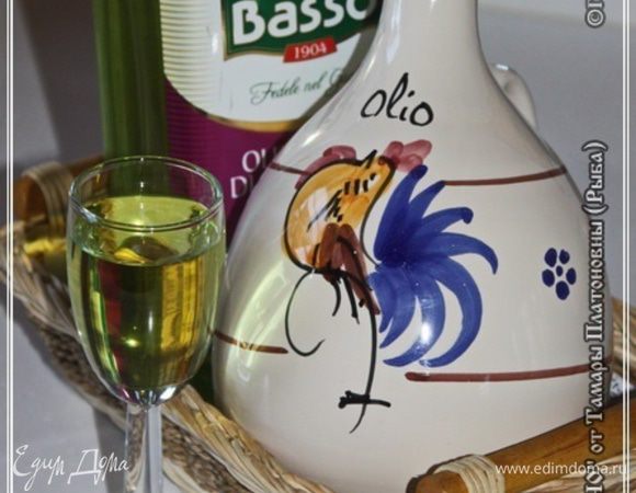 Масло растительное. Я взял из виноградных косточек. Его надо совсем мало. У Тамары Платоновны в рецепте его и вовсе нет, но бульон из кижуча получился не такой жирный, как из осетрины, поэтому и добавил я масла немного. Из виноградных косточек которое. Хотя, думаю, что и обычное оливковое тоже сгодится.