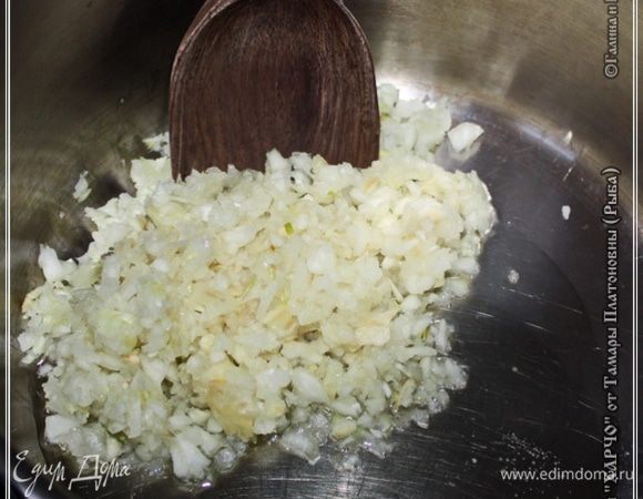 Выливаем масло на дно немного прогретой кастрюли, разогреваем его (калить не надо, не плов готовить будем) и выкладываем лук.