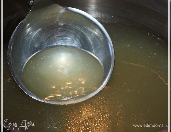 Слегка пошкворчит пускай. Вы только процесс без присмотра не бросайте, лук ворошите постоянно. А потом все-таки соберите жир с поверхности бульона, пару половников, и к луку добавьте.