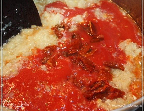 И минут через пятнадцать, как лук будет уже готов, отправляем их в кастрюлю.