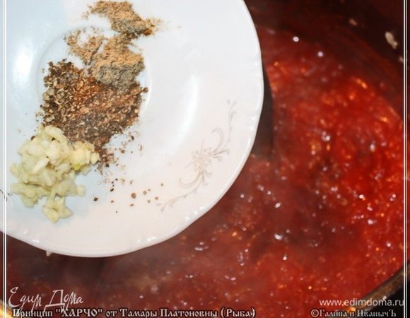 Еще минут через пять специи и приправы тоже высыпаем в кастрюлю. И через пару–тройку минут начнутся ароматы, очень соблазнительные, между прочим.