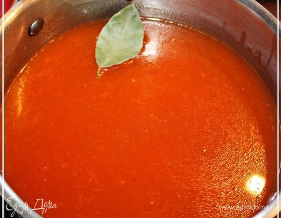 Минут пятнадцать, на том же самом маленьком огоньке, постоянно, не ленясь, помешивая, продолжаем смесь тушить. А затем заливаем бульоном. И лаврушку бросьте. Один листочек.