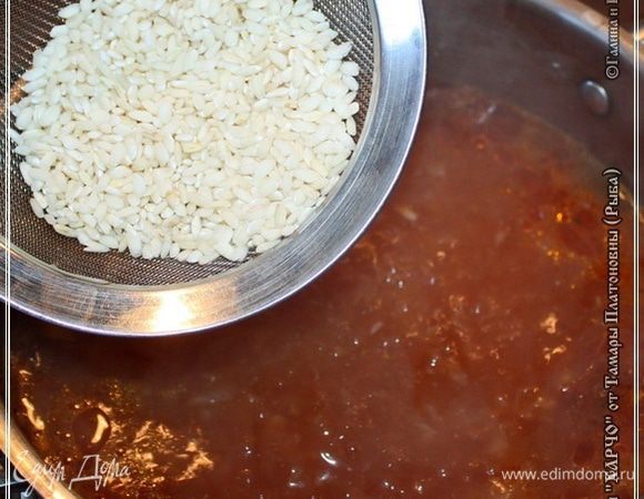 И как только в кастрюле закипело, рис в кастрюлю и отправьте.