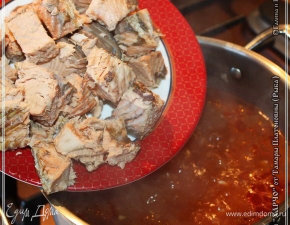 Аккуратно нарезав один ломоть... Только действительно надо это делать аккуратно, очень острым ножом, а то лососевые – они мягкие, развалятся на шматки неаппетитные.
И так как они вареные, то в кастрюлю их выкладывать надо минут через десять–пятнадцать поле риса. Чтобы не разварились окончательно.